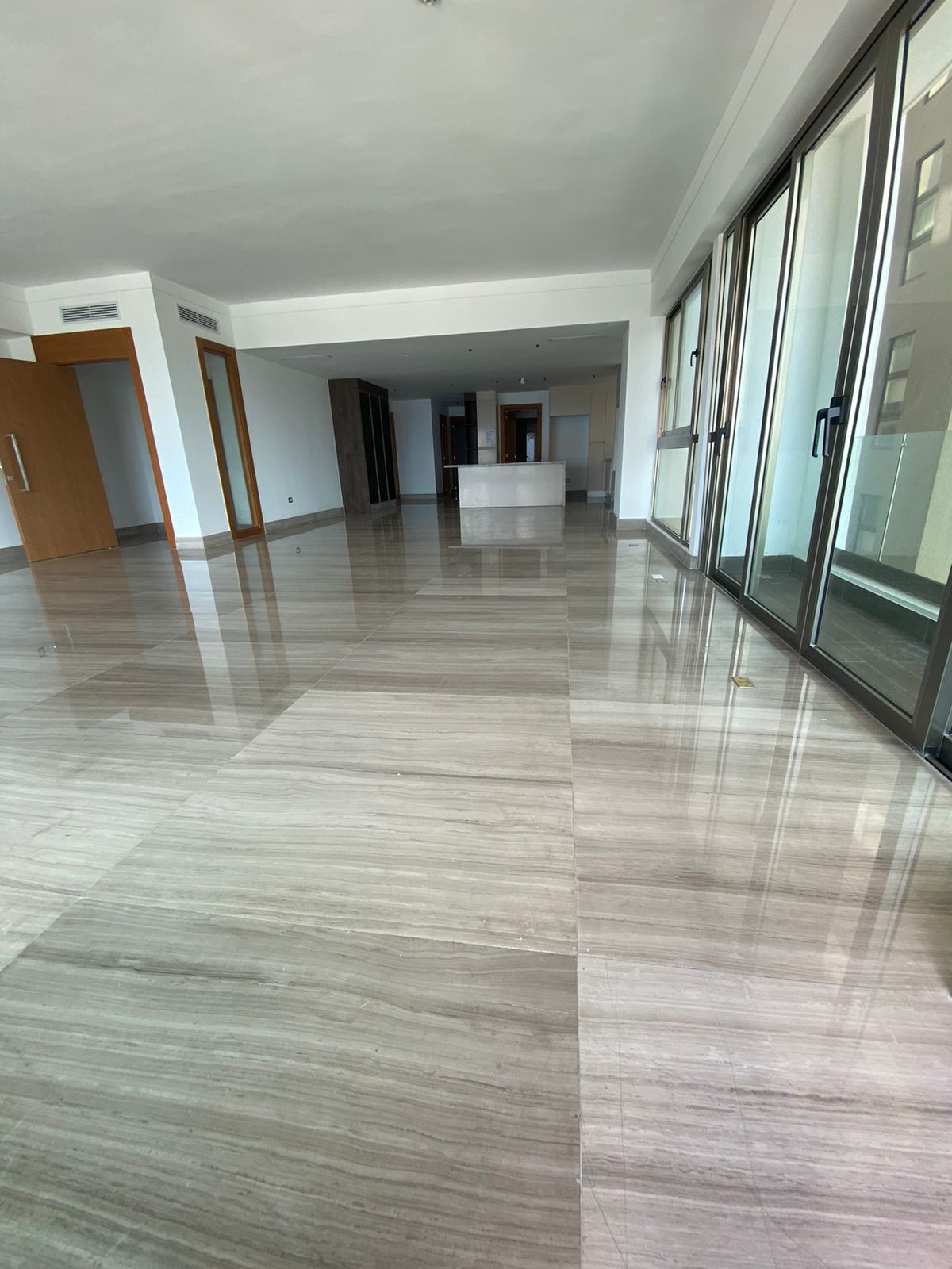 Hermoso apartamento con vista despejada al mar en sector Los Cacicazgos